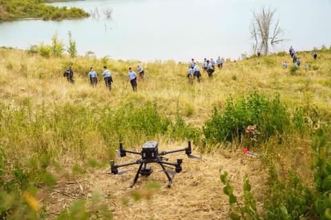 Neben der Bereitschaftspolizei waren am Teufelssee auch Polizeitaucher, ein Sonar-Boot der DLRG und eine Drohne im Einsatz.