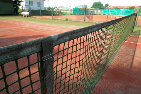 Die frisch sanierten Tennisplätze des TC Grün-Weiss Langgöns warten auf zahlreiche motivierte Spielerinnen und Spieler. Foto:  Rieger 