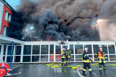 Dieses Bild bot sich den Einsatzkräften der Feuerwehr direkt nach Eintreffen an der Grundschule in Langgöns. Foto: Feuerwehr Langgöns 