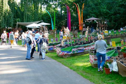 Das Interesse an Gartenschmuck war im Schlosspark groß. Foto: Schütte 