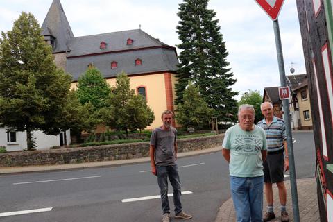 Karl Heinz Hartmann, Norbert Theiß und Karl-Ernst Lind während der Umbeschilderung des Erzwegs Süd vor der Freienseener Kirche. Foto: Lind 