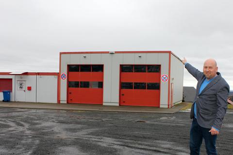 CDU-Ortsvorsteher Andreas Schöneborn zeigt den wahrscheinlichen Standort des neuen Mobilfunkmastes am Feuerwehrgerätehaus. Foto: Schütt-Frank