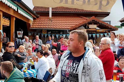 Schlager aus Hattenrod: Mario Graulich (im Vordergrund) tritt zum  Auftakt der Laubacher Schlosskonzerte auf. Archivfoto: Launspach 