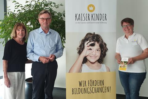 In den Bereichen Bildung, Ernährung und Sport Kindern und Jugendlichen Chancen bieten – das ist das Anliegen der Stiftung von Carola (v.l.) und Gerd Kaiser – im Foto mit Geschäftsführerin Annette Gümbel. 	