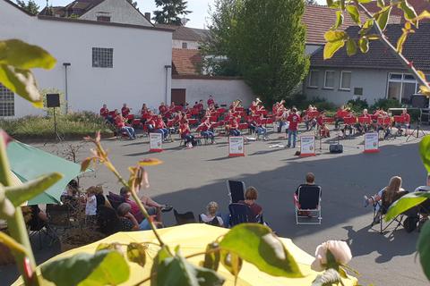Mit einem „Frischluftkonzert“ unterhielt das Blasorchester Eberstadt die zahlreichen Gäste im „Pfaffenhof“. Foto: Schneider