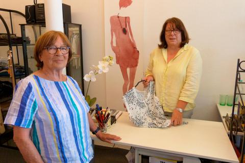 Inge (l.) und Marita Krausgrill fällt die Geschäftsaufgabe schwer.  Foto: Jung 
