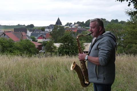 Saxofonist Stephan Geiger schickt seine musikalischen Grüße ins Dorf. Foto:  H. Jung