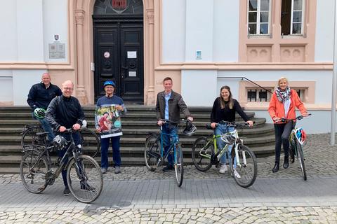 Erstmals in diesem Jahr nimmt ein Team der Stadtverwaltung Lich, angeführt von Bürgermeister Neubert (vorn), an der Aktion "Stadtradeln" teil. Foto: Stadt Lich 