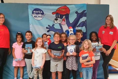 Das DLRG-Team machte auch bei den "Schulsternen" Halt. Foto: Wißner 