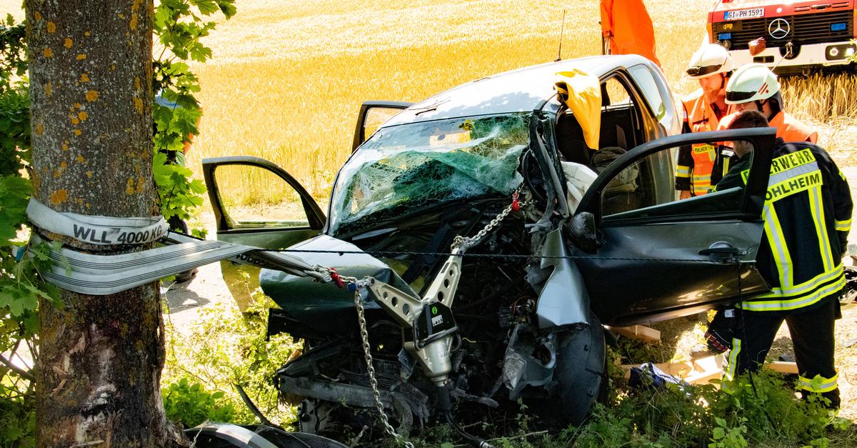 Car driver crashes into tree near Pohlheim