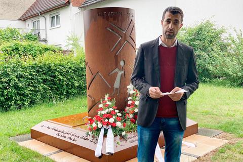Der Aramäer Israel Be Josef als einer der Mitinitiatoren des Völkermord-Mahnmals bei seiner Erinnerungsrede an die ermordeten Christen im Osmanischen Reich vor 105 Jahren. Foto: R. Schmidt 