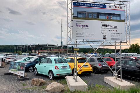 Aktuell wird ein weiteres Autohaus von Auto Häuser im Gewerbegebiet Watzenborn-Steinberg gebaut.   Foto: Schmidt 