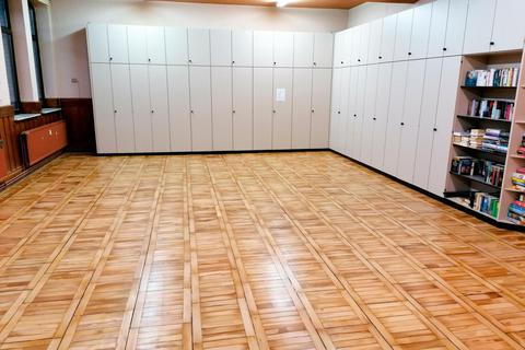 Der frisch renovierte Saal in der Alten Schule von Burkhardsfelden. Foto: R. Bender 