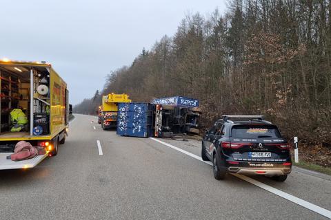 Ein Lastwagen ist auf der A480 bei Reiskirchen verunglückt. 