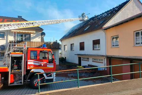 Sieben Hausbewohner haben durch den Dachstuhlbrand Ende Juli ihr Zuhause verloren.  Archivfoto: Feuerwehren der Gemeinde Reiskirchen 
