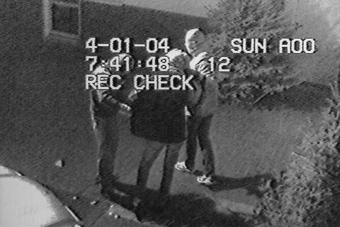 Eine Überwachungskamera zeigt die beiden Täter rechts und links auf dem Bild. Der Geschädigte befindet sich in der Mitte. Die Polizei bittet um Mithilfe in dem schweren Raubüberfall, der sich 2004 in Reiskirchen ereignet hat.