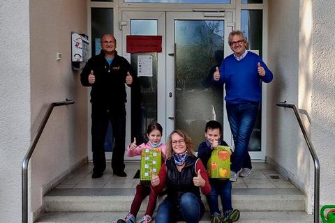 Der Apfelsaft ist bei der Schülerbetreuung angekommen. Foto: OGV Treis 