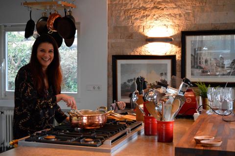Kochen ist die absolute Leidenschaft von Michelle Ghofrani aus Wettenberg - schon lange vor ihrer Teilnahme bei der ZDF-Sendung "Die Küchenschlacht". Nicht nur sie, sondern ihre ganze Familie liebt das Brutzeln und Braten. Die Küche ist deshalb auch "das Herzstück des Hauses".  Foto: Meina 