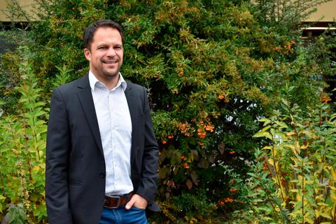 Philipp Nickel will Bürgermeister in Wettenberg werden. Der 43-Jährige ist bereits der dritte Kandidat um das Amt. Anders als seine Mitbewerber setzt er aber bewusst auf seine Partei-Unabhängigkeit. Foto: Meina 
