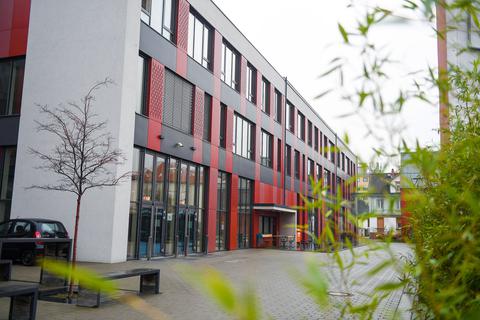 An der Oberstufe der Prälat-Diehl-Schule gehen die Schüler weiterhin zur Schule.  Foto: Vollformat/Samantha Pflug