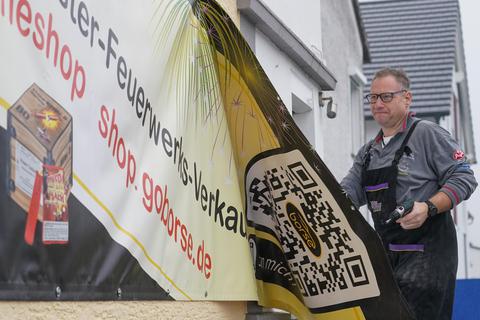 Abgehängt hat der Nauheimer Feuerwerkshändler Michael Borse das  Verkaufstransparent an seinem Reifenhandel. Foto: Marc Schüler