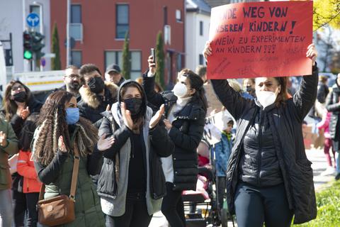 In Rüsselsheim haben rund 120 Eltern gegen die Testpflicht für Schüler, die am Präsenzunterricht teilnehmen, protestiert. Foto: Vollformat/Volker Dziemballa
