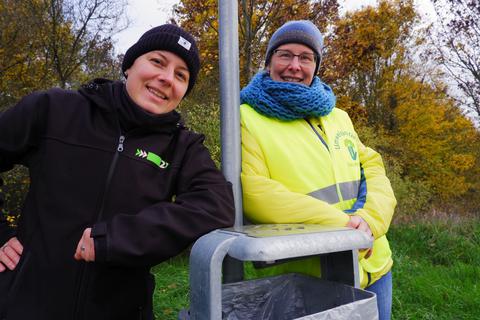 Es geht voran: Der Mülleimer in der Bauschheimer Feldgemarkung ist der Initiative von Beatrice Menges (links) und Martina Werk zu verdanken