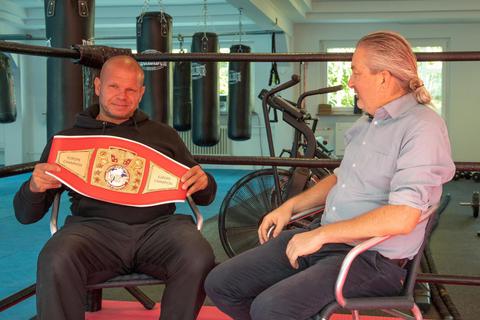 Jens Grode (rechts) hat für seine Podcast-Reihe Boxer Marco Lesner besucht, der seinen Blick auch schon auf seinen nächsten EM-Kampf am 26. November richtet. Foto: Volker Dziemballa (VF