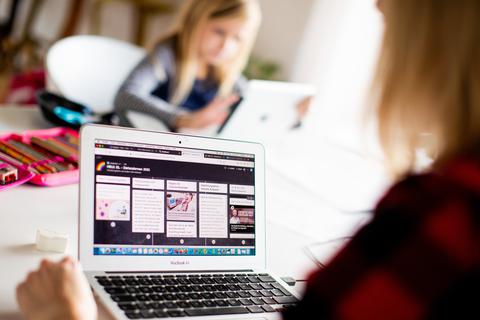 Für die Jahrgänge unter den Abschlussklassen ist Homeschooling eine Möglichkeit, den Stoff zu verinnerlichen. Allerdings werde es immer schwerer, die Schüler dafür zu motivieren, hat Sabine Dorweiler-Wegert als Leiterin der Gerhart-Hauptmann-Schule erkannt.  Archivfoto: dpa