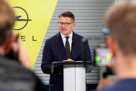 In den Augen von Ministerpräsident Boris Rhein ist das Werk in Rüsselsheim zukunftssicher aufgestellt. © Volker Dziemballa (VF)