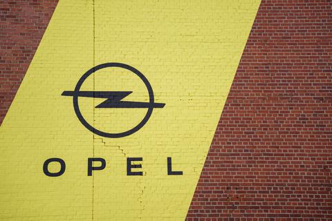 Das Opel-Firmenlogo auf einer Fassade des Opel-Werks in Rüsselsheim. Foto: dpa