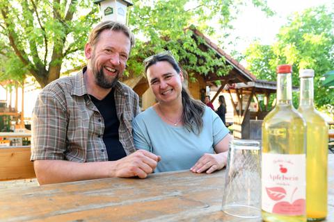 Wirt Reinhard Lukas und seine Partnerin Melanie Deckenbach führen den „Trewwerer Äpplergarten“ weiter. Samantha Pflug