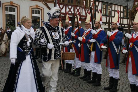 Prinz Markus I. und Cambergia Katharina I. schreiten die Prinzengarde ab.