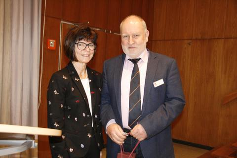 Stadtverordnetenvorsteherin Andrea Reusch-Demel dankt dem scheidenden Hauptamtsleiter Thomas Ickstadt in seiner letzten Stadtverordnetenversammlung für sein Engagement.