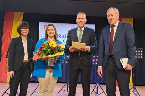 Andrea Reusch-Demel (links) und Peter Bermbach (rechts) übernahmen die Amtseinführung von Daniel Rühl (Zweiter von rechts). Seine Frau Sina (Zweite von links) gibt dem neuen Rathauschef stets Rückhalt.