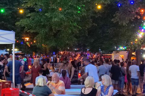 Lichterketten und Schwätzchen unter den Kurpark-Bäumen: Das Bad Camberger Lampionfest bleibt gemütlich, auch wenn Tausende Menschen dabei sind.