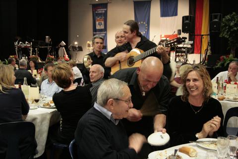 Auf die Freundschaft: Mit Musik und vielen Gesprächen feiern Bad Camberger und Chambrésiens das 25-jährige Bestehen der Städtepartnerschaft 2012 in Chambray-lès-Tours.