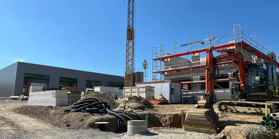 An der Liebigstraße in Bad Camberg ensteht das Feuerwehrdienstleistungszentrum. Links die Halle (unter anderem für die Fahrzeugreinigung), rechts das Verwaltungsgebäude, dazwischen (verdeckt) entsteht das Werkstattgebäude.