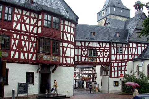Im historischen Amthof, dem längsten zusammenhängenden Fachwerkbau in Mittelhessen, ist ein Teil der Bad Camberger Stadtverwaltung untergebracht