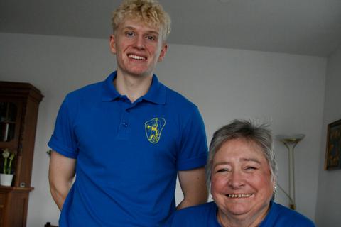 Felix Schütz (19) gestaltet die Website des CVC, Doris Schneider (67) die Fastnachtsorden. Ihre handgemalten Vorlagen sind schon seit vielen Jahren sehr begehrt.