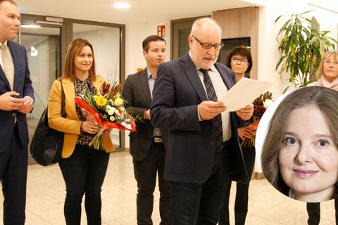 Hauptamtsleiter Thomas Ickstadt (vorne) trägt die Ergebnisse vor, die Daniel Rühl (links) und seine Frau Sina sehr freuen. Weiter von links im Bild der CDU-Kreisvorsitzende und Landtagsabgeordnete Andreas Hofmeister, Stadtverordnetenvorsteherin Andrea Reusch-Demel und Ordnungsamtsleiterin/Wahlleiterin Heike Niehörster.