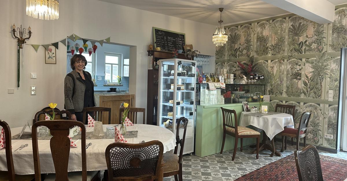 Charmanter-Retro-Treff-im-Caf-L-wenm-ulchen