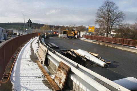 Zu kalt, um zu betonieren: Das war schon einmal der Grund für Verzögerungen und ist es jetzt wieder. Die Brückenbaustelle über die Bahn im Zuge der L 3031 in Bad Camberg soll jetzt Mitte Februar fertiggestellt werden. 