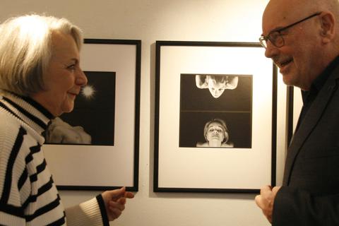 Ein anregendes Gespräch: Der Fotograf Herbert Sternberger unterhält sich mit Besucherin Christine Hinz über die Kunst.