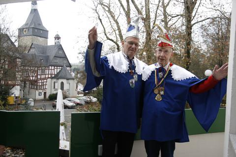 Fritz Weigand und Helmut Thuy (von links) sind seit 40 Jahren Zugordner. Großfastnacht 2023 ist ihr letztes Jahr in Amt und Würden.      