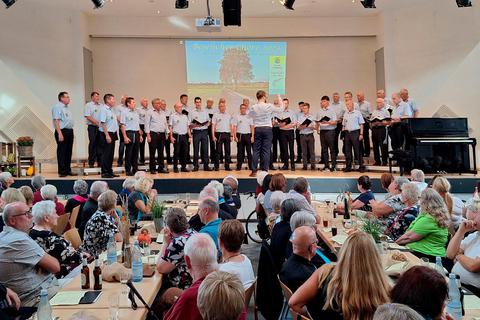 Als Gastgeber eröffnet der MGV Eintracht-Liederkranz das Konzert der Beselicher Chöre. Fotos: Kerstin Kaminsky 