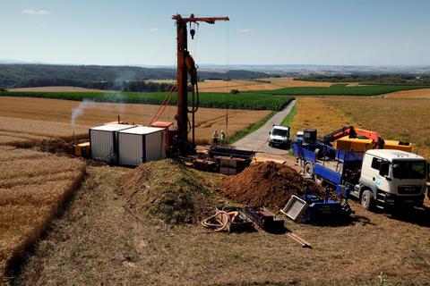 Die aufwendige Bohrung für die neue Grundwassermessstelle im Bereich Hengen läuft seit Anfang dieser Woche.  Foto: Jürgen Vetter 