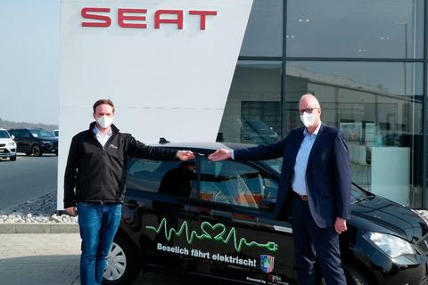 Jan Spriestersbach (l.) vom Autohaus Orth übergibt Bürgermeister Michael Franz den Schlüssel fürs E-Mobil. Foto: Gemeinde Beselich 