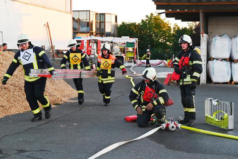 Während der Vorbereitung auf das Landesfinale in Korbach üben die Obertiefenbacher Wehrleute nach Kräften. Fotos: Margit Bach 