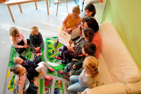 Zum bundesweiten Vorlesetag ist die Staatssekretärin Ayse Asar in die Kita "Eulennest" nach Schupbach gekommen, um den Vorschulkindern aus einem ihrer liebsten Kinderbücher vorzulesen.  Foto: Ulrike Sauer 